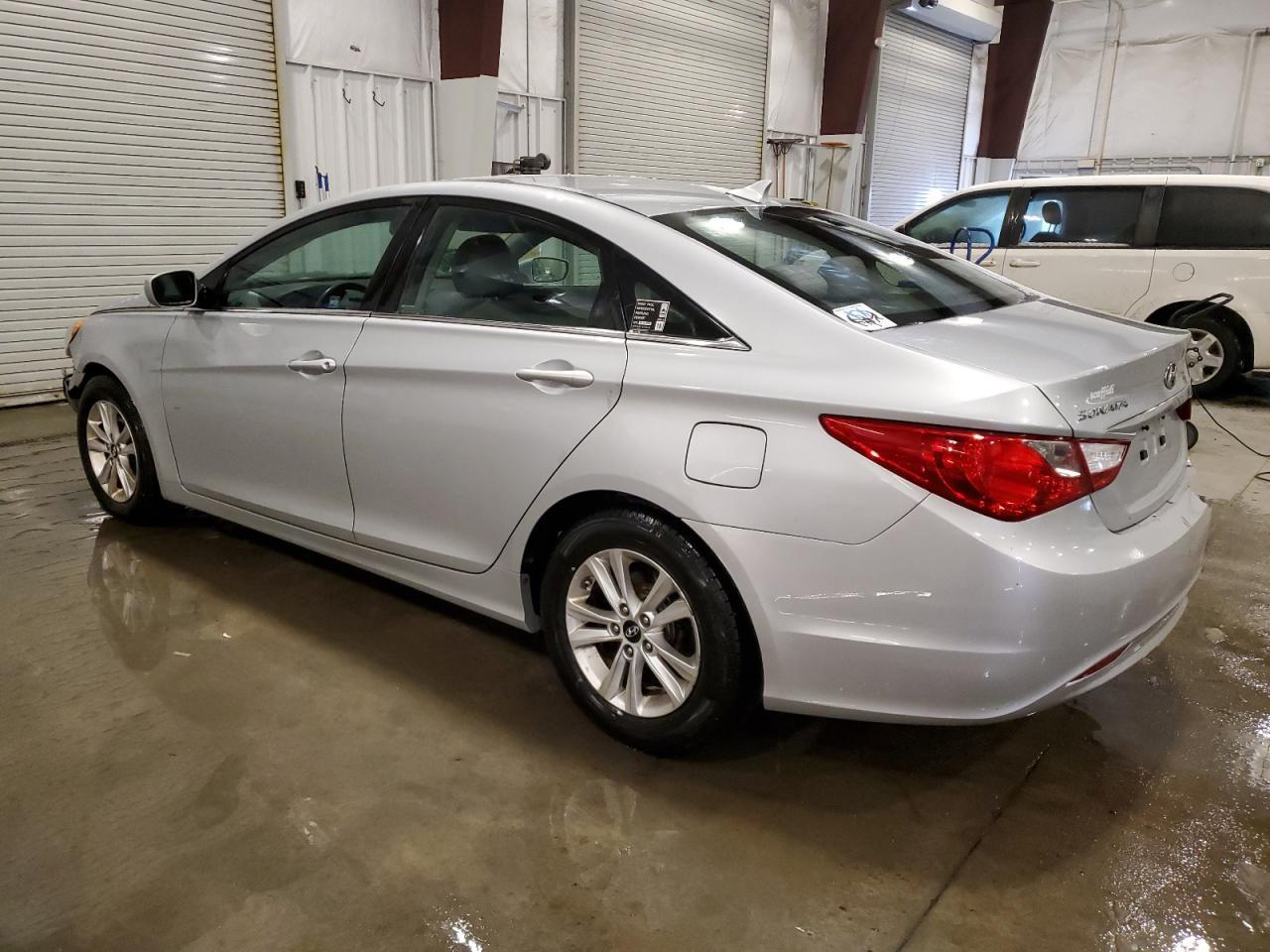 2011 HYUNDAI SONATA GLS - Image 2