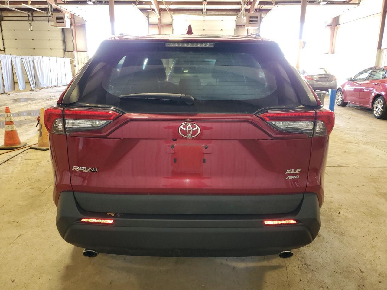 2020 TOYOTA RAV4 XLE - Фото 6