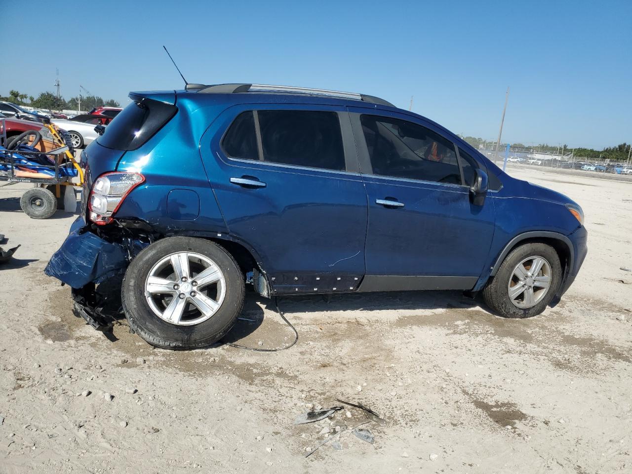 2019 CHEVROLET TRAX 1LT - Image 3
