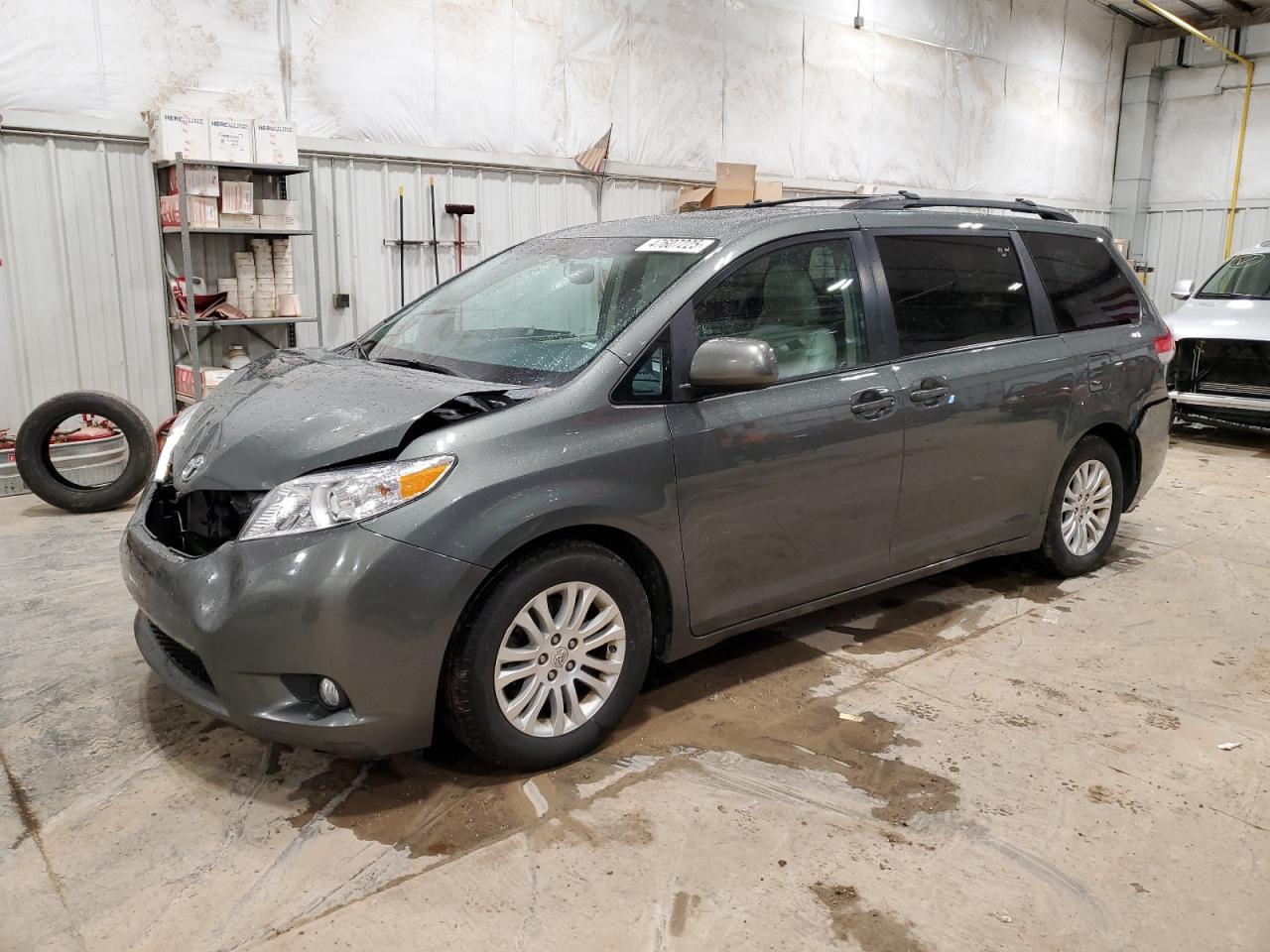 2013 TOYOTA SIENNA XLE