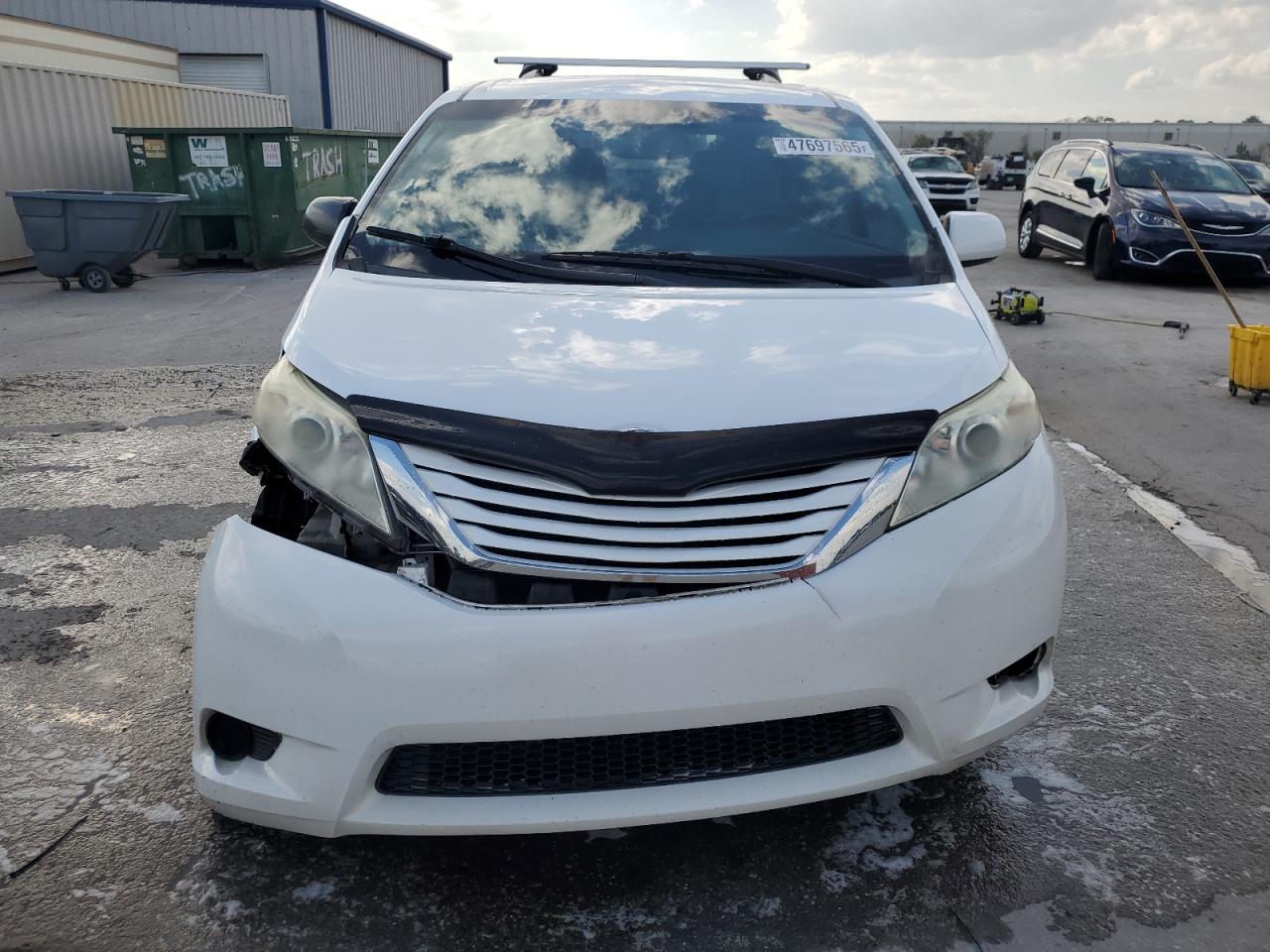 2015 TOYOTA SIENNA LE - Фото 5