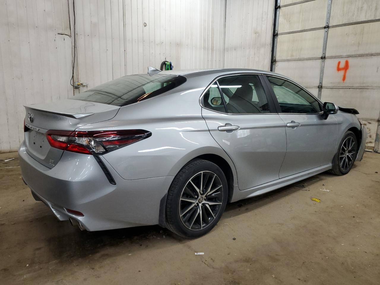 2021 TOYOTA CAMRY SE - Фото 3