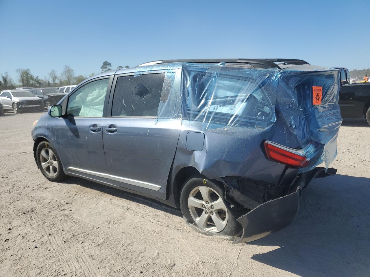 2015 TOYOTA SIENNA LE - Фото 2