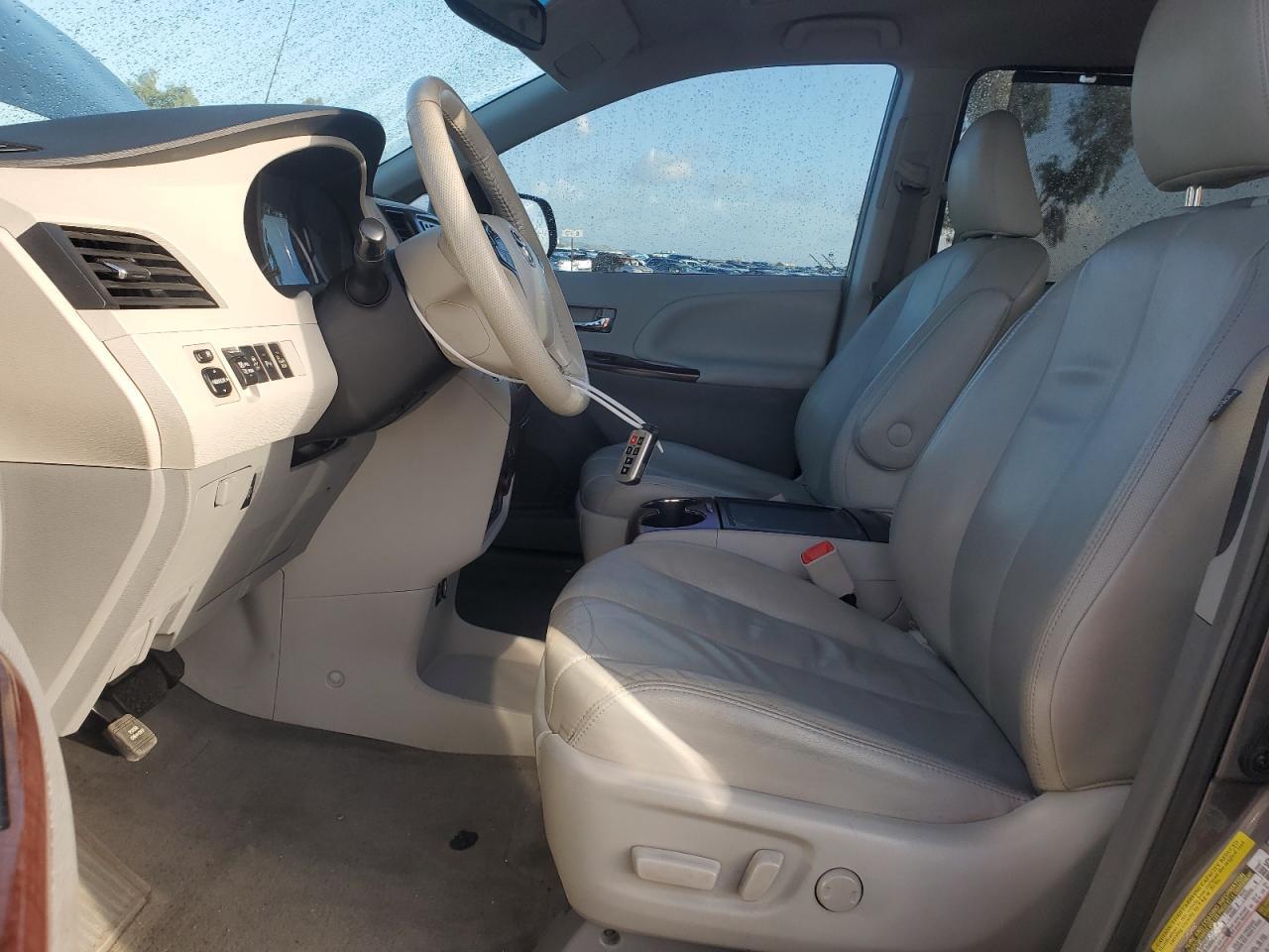 2013 TOYOTA SIENNA XLE - Image 7