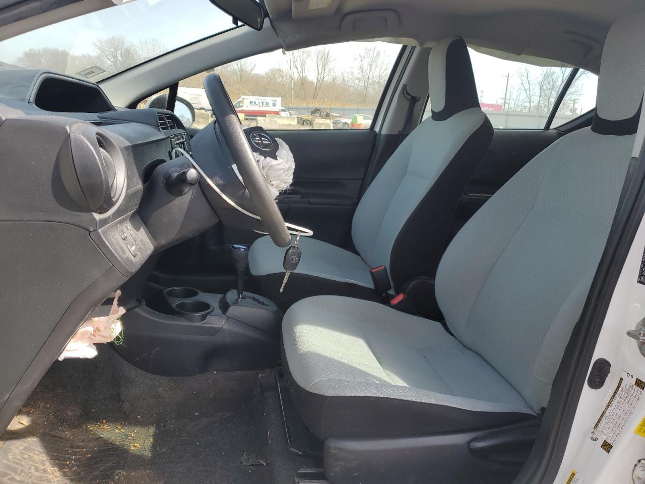 2016 TOYOTA PRIUS C - Image 7