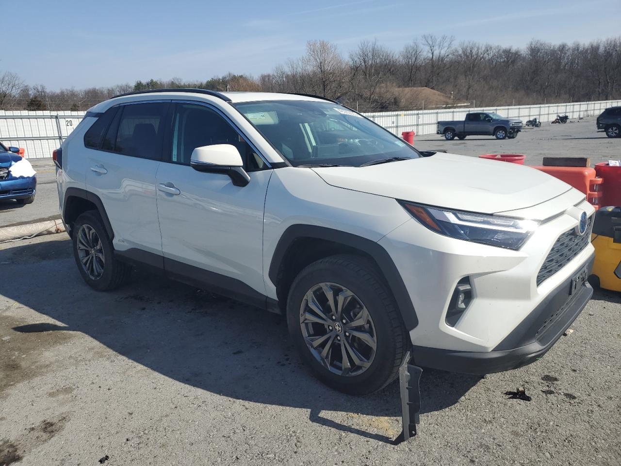 2022 TOYOTA RAV4 XLE P - Image 4