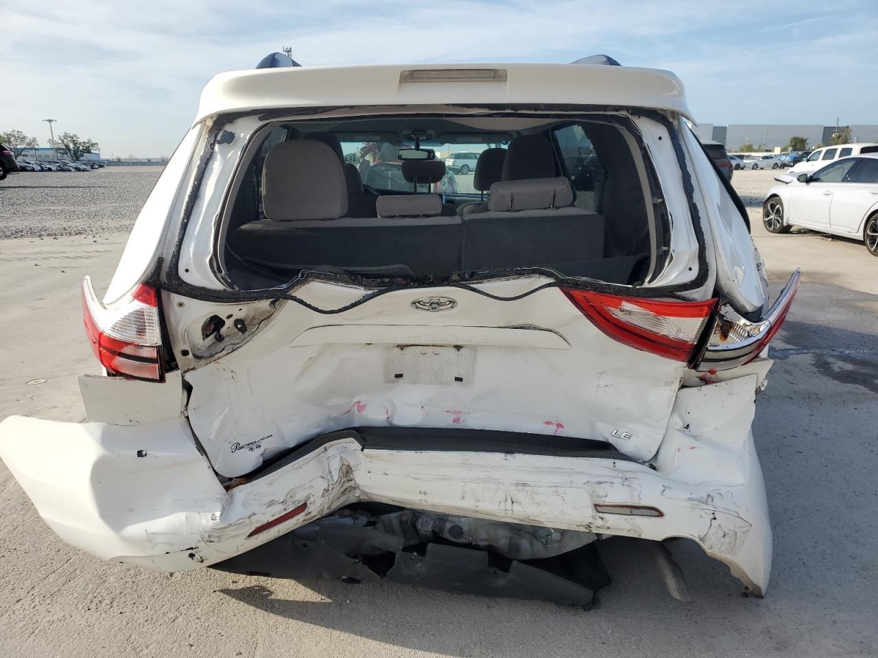 2015 TOYOTA SIENNA LE - Фото 6