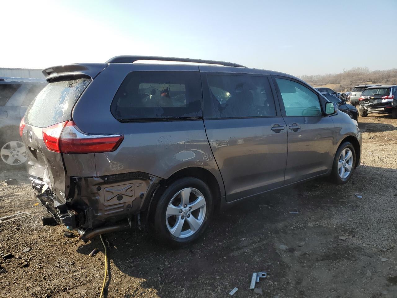 2015 TOYOTA SIENNA LE - Image 3