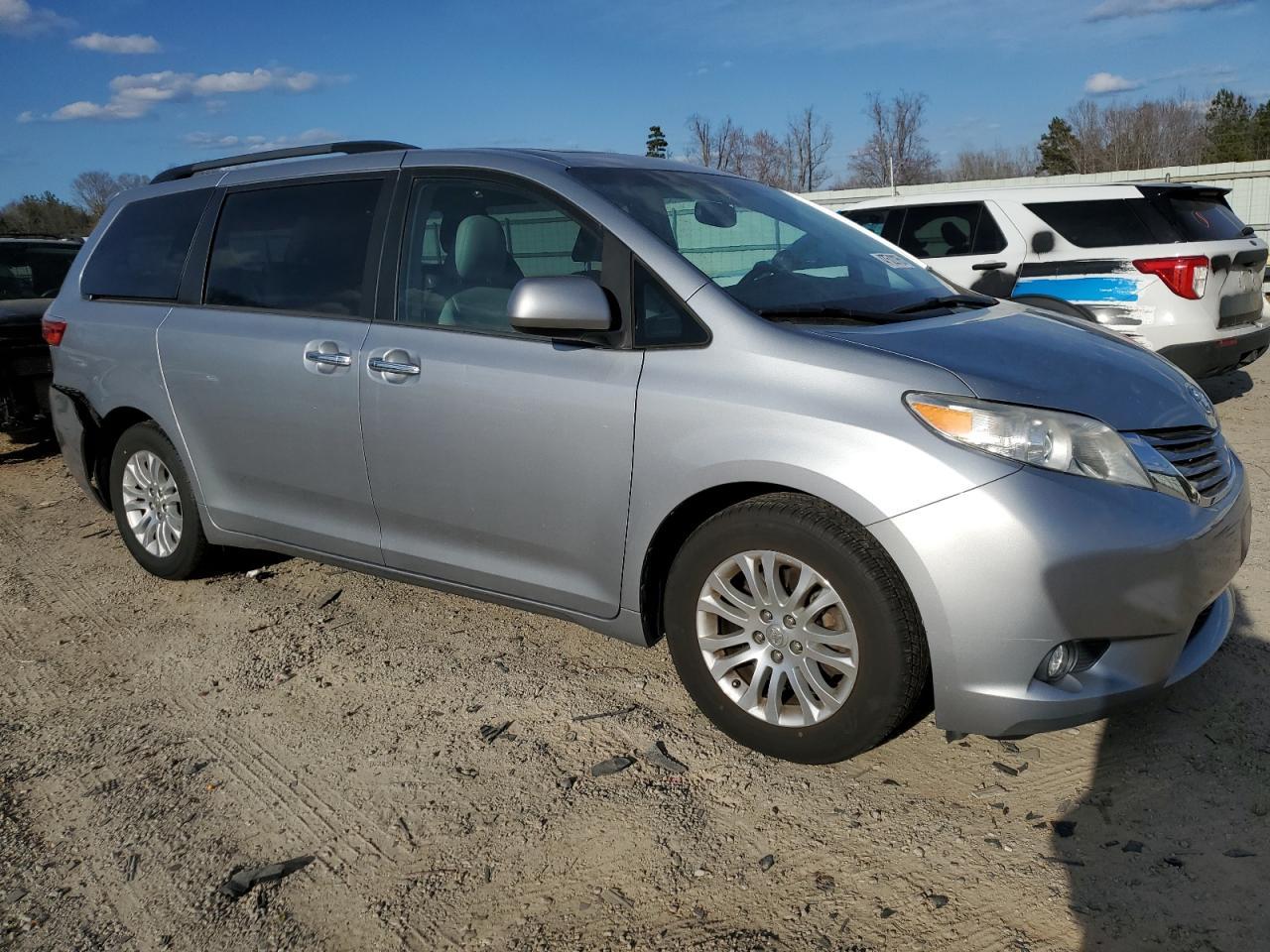 2015 TOYOTA SIENNA XLE - Фото 4