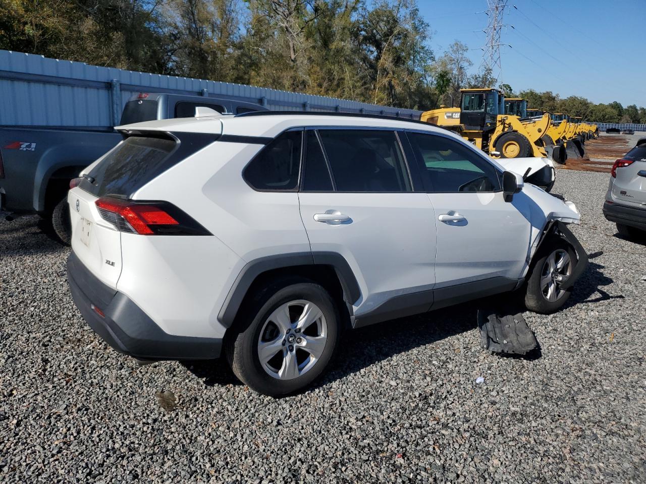 2020 TOYOTA RAV4 XLE - Image 3