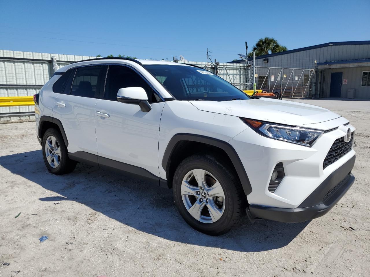 2020 TOYOTA RAV4 XLE - Фото 4