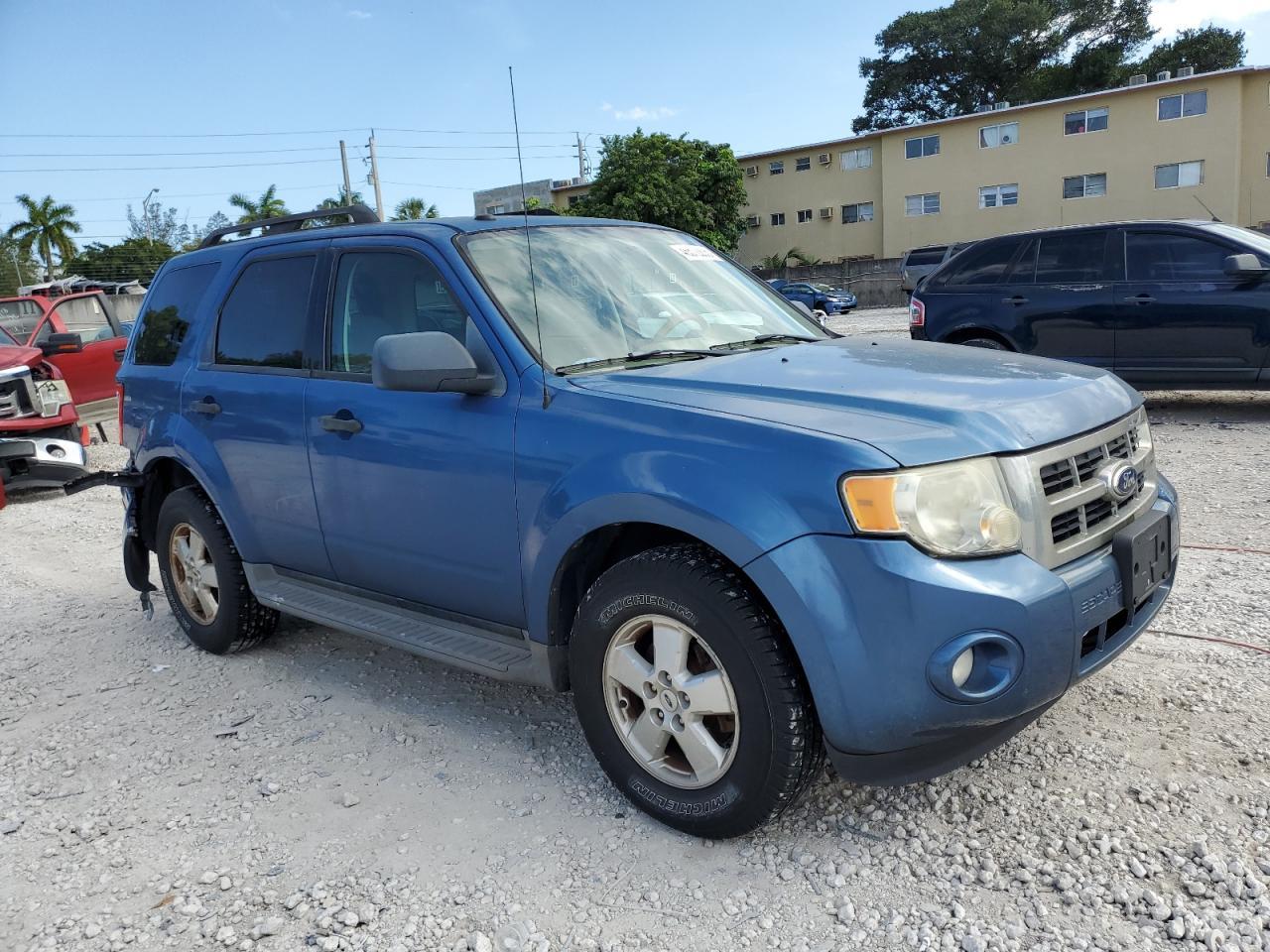 2010 FORD ESCAPE XLT - Image 4