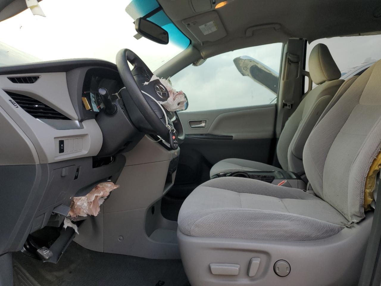 2015 TOYOTA SIENNA LE - Фото 7