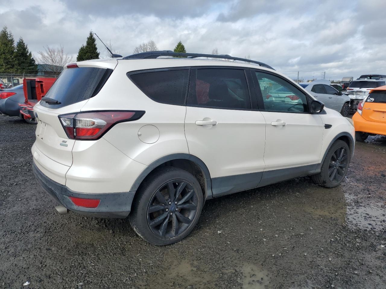 2017 FORD ESCAPE SE - Image 3