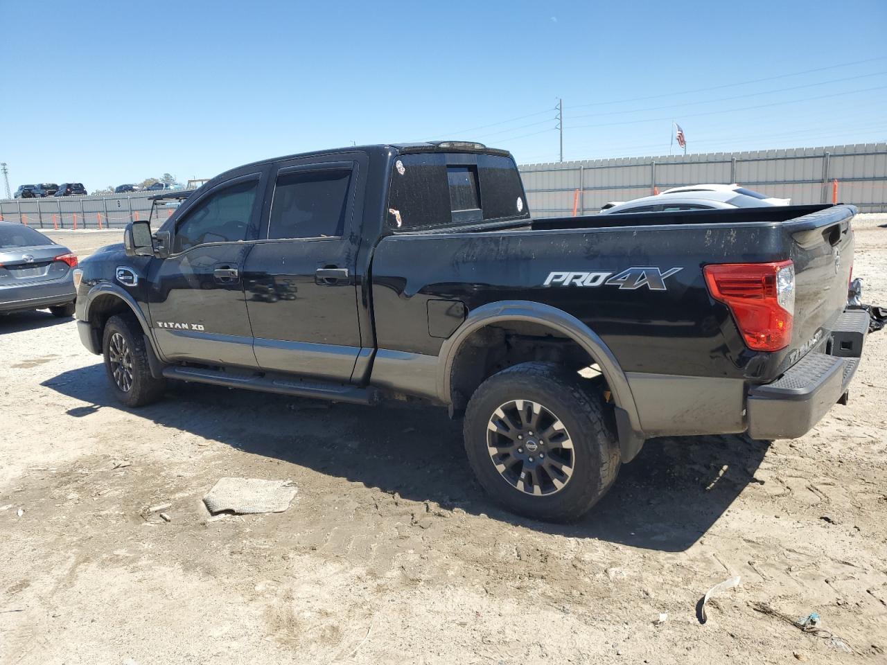 2017 NISSAN TITAN XD S - Фото 2