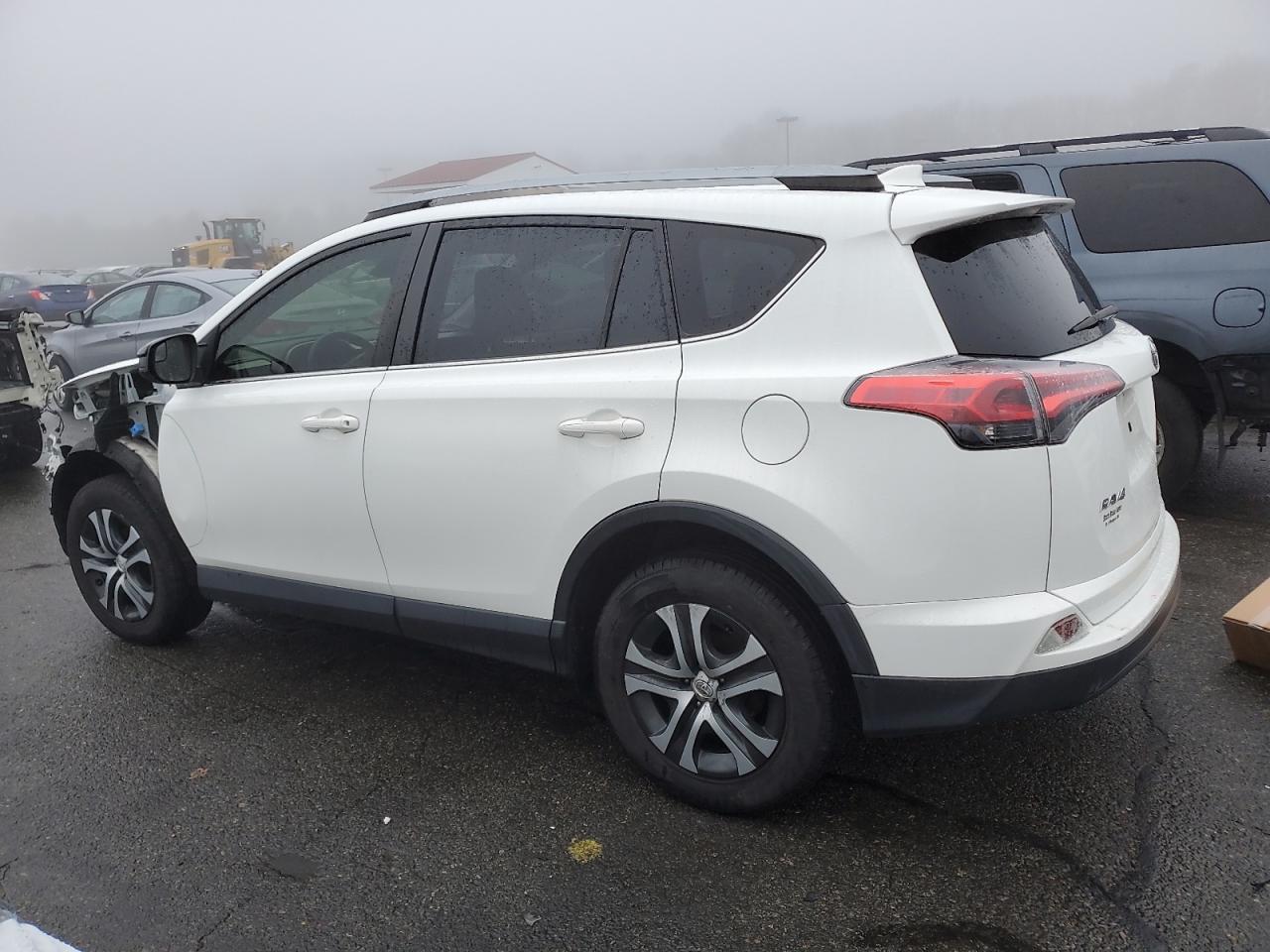 2018 TOYOTA RAV4 LE - Фото 2