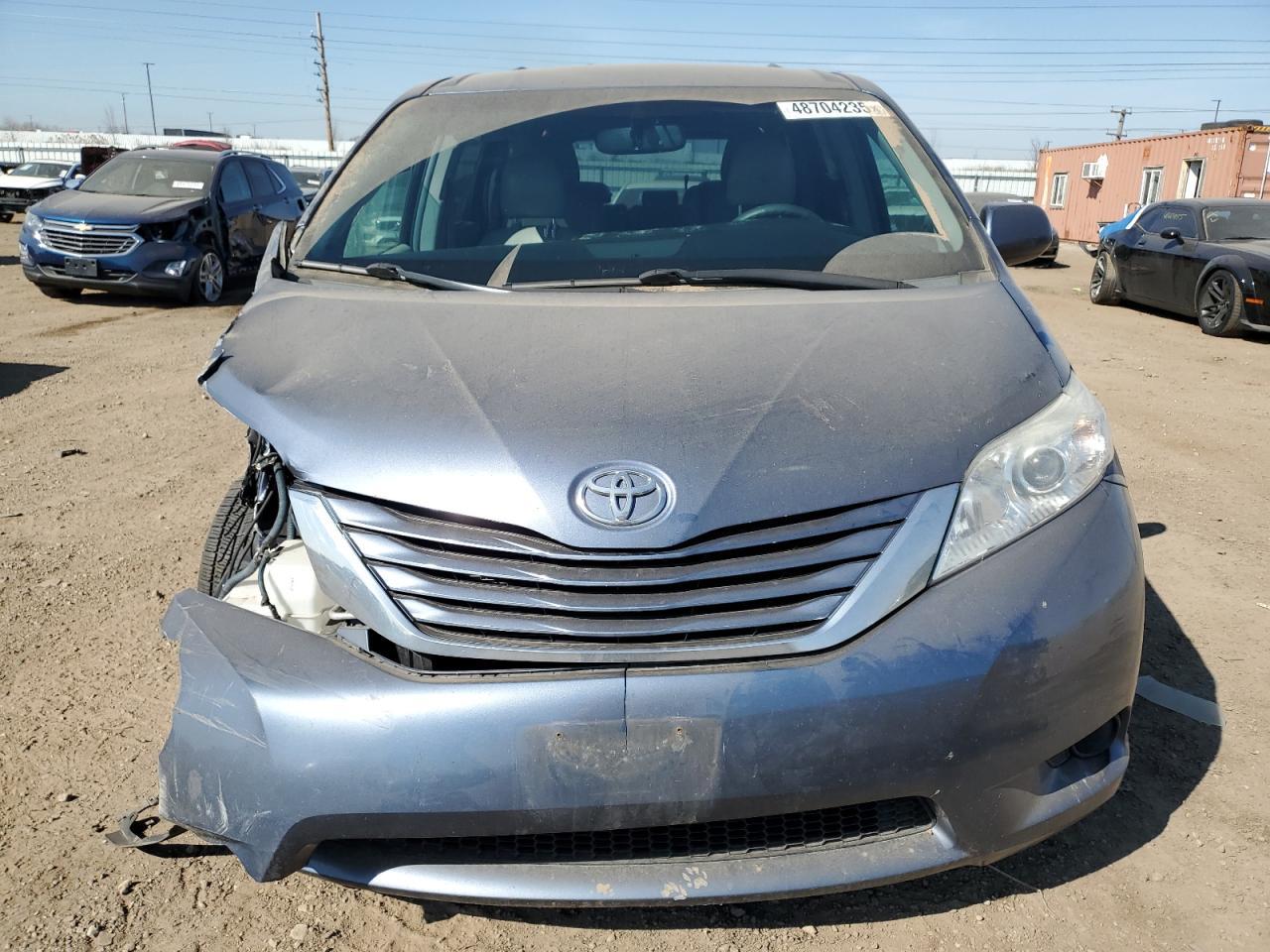 2015 TOYOTA SIENNA LE - Image 5
