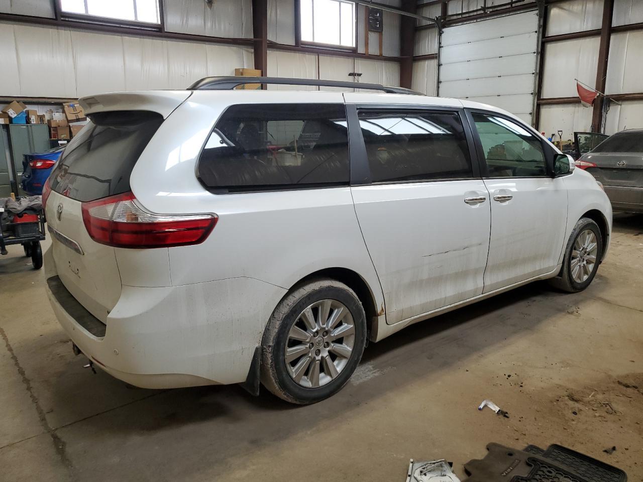 2015 TOYOTA SIENNA XLE - Фото 3
