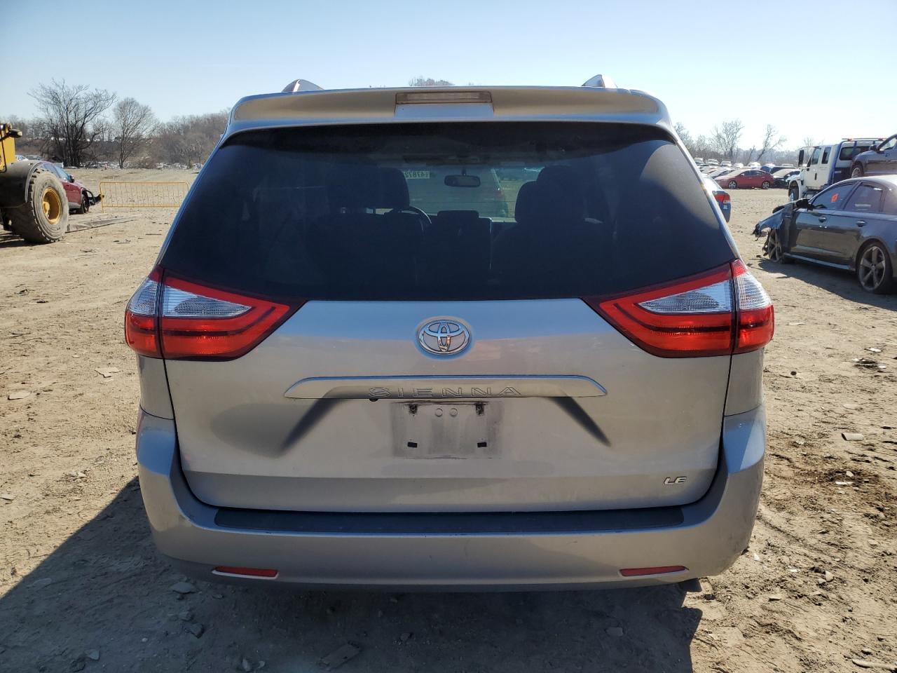 2015 TOYOTA SIENNA LE - Image 6