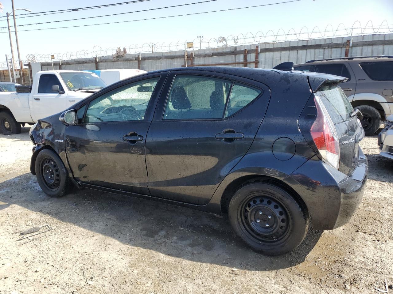 2015 TOYOTA PRIUS C - Фото 2