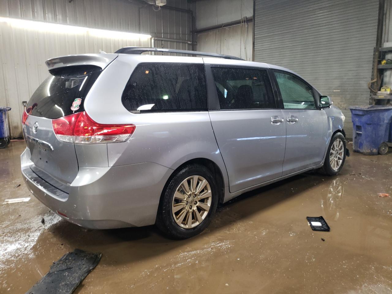 2011 TOYOTA SIENNA XLE - Image 3