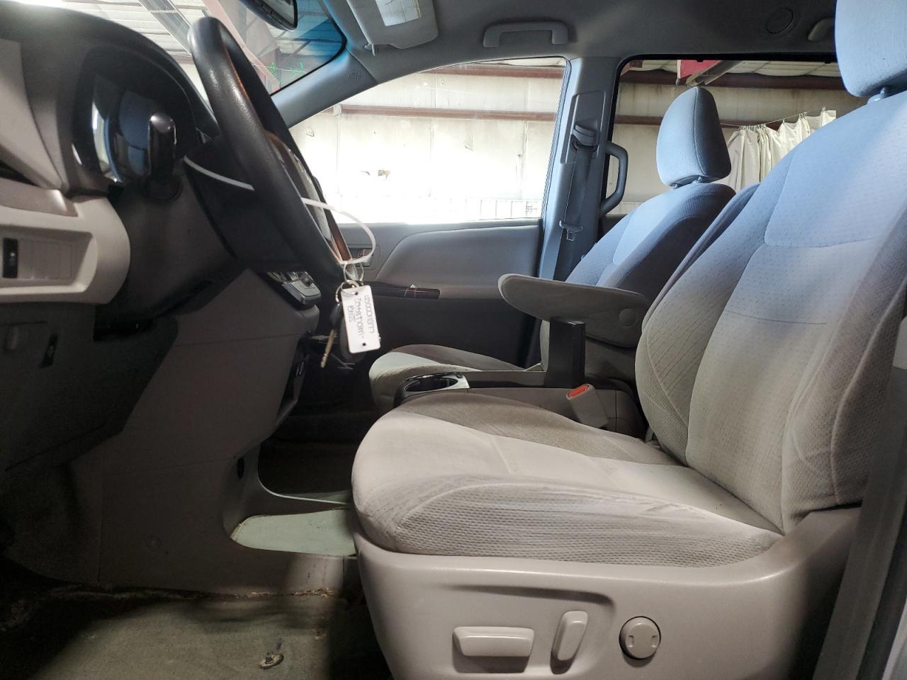 2015 TOYOTA SIENNA LE - Фото 7