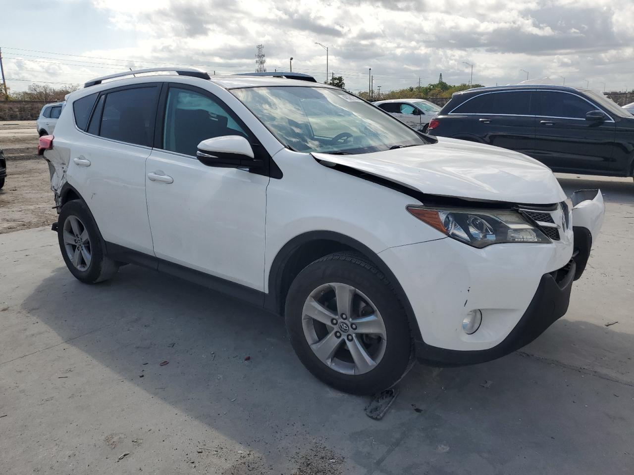 2015 TOYOTA RAV4 XLE - Image 4