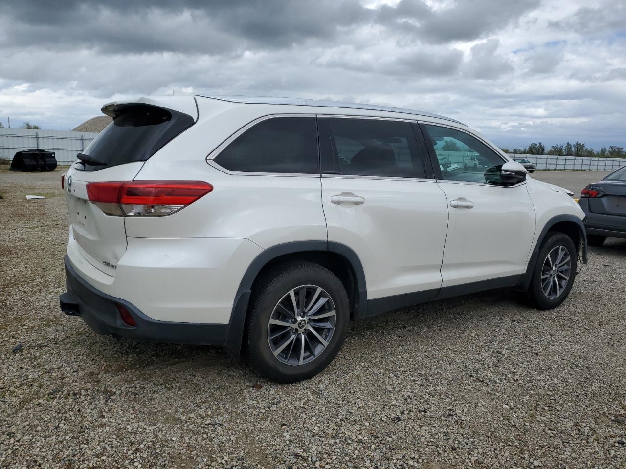 2019 TOYOTA HIGHLANDER - Image 3