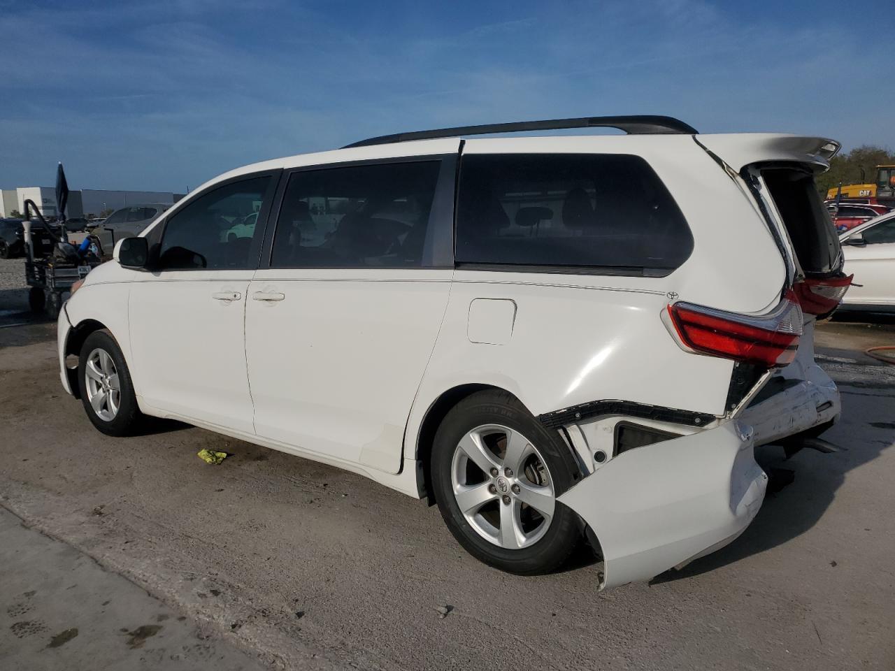 2015 TOYOTA SIENNA LE - Фото 2