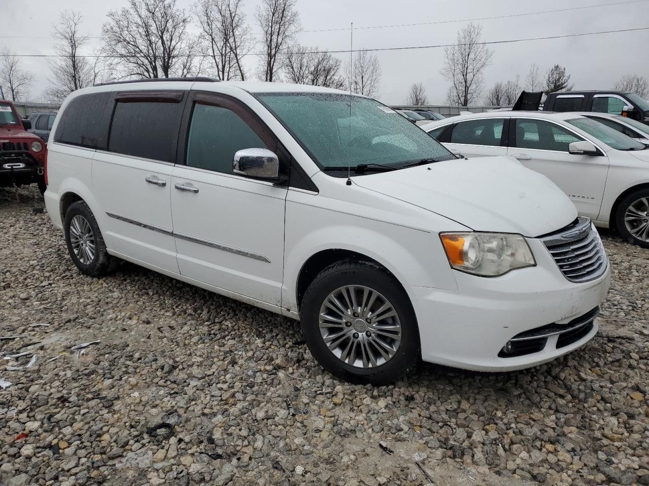 2014 CHRYSLER TOWN & COU - Image 4