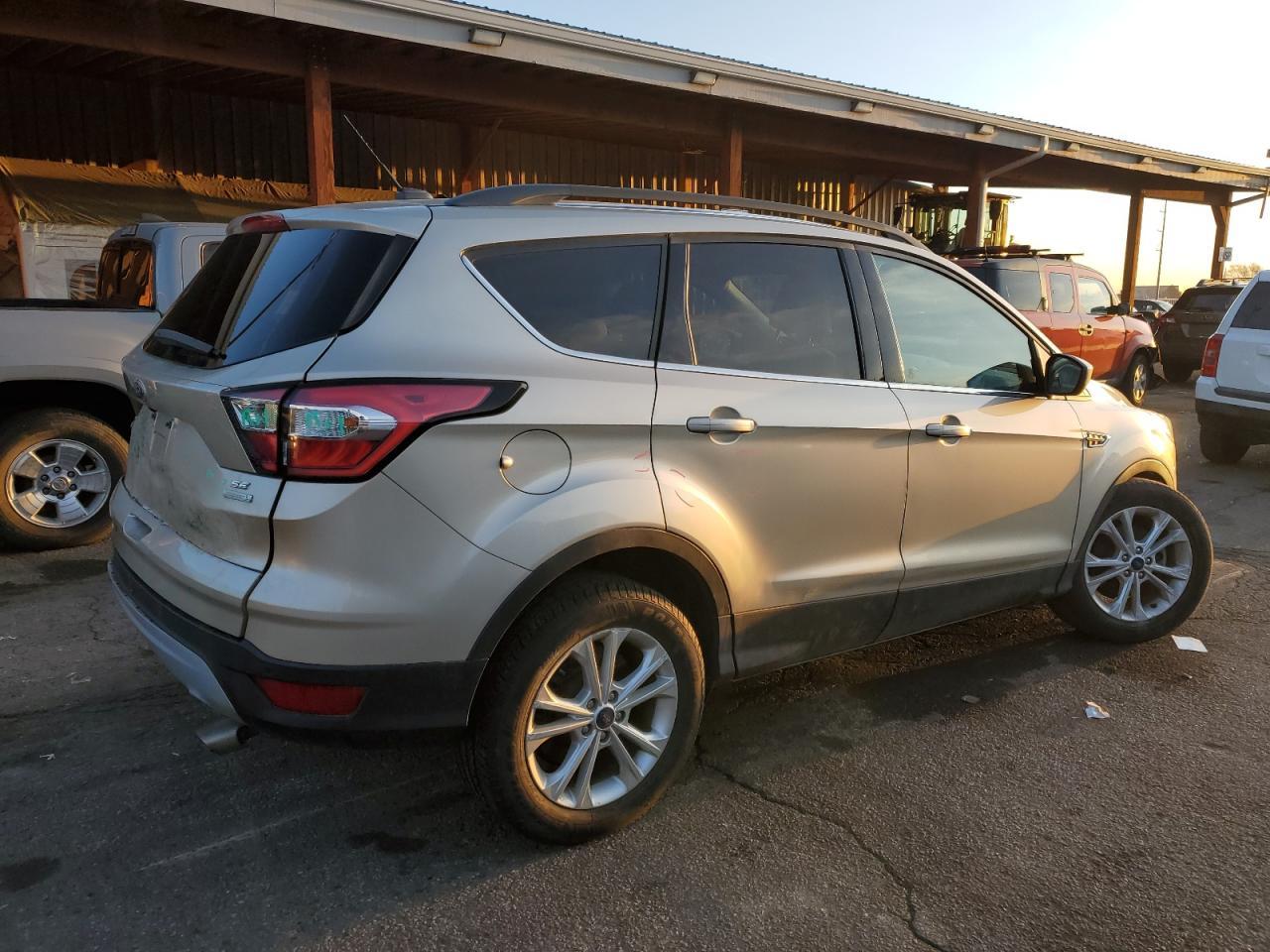 2017 FORD ESCAPE SE - Image 3