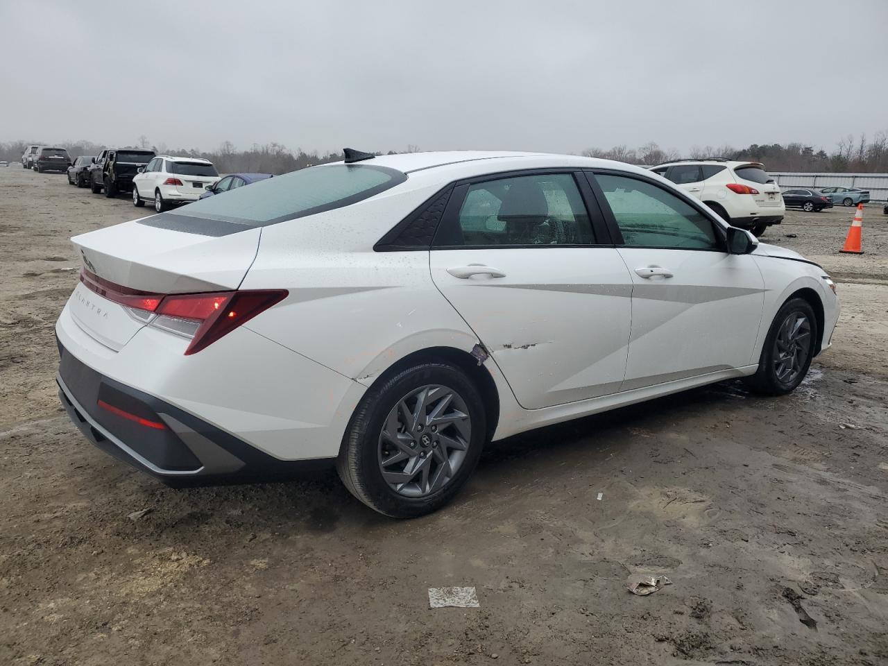 2024 HYUNDAI ELANTRA SE - Фото 3