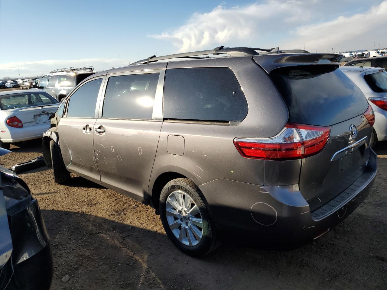 2015 TOYOTA SIENNA XLE - Фото 2