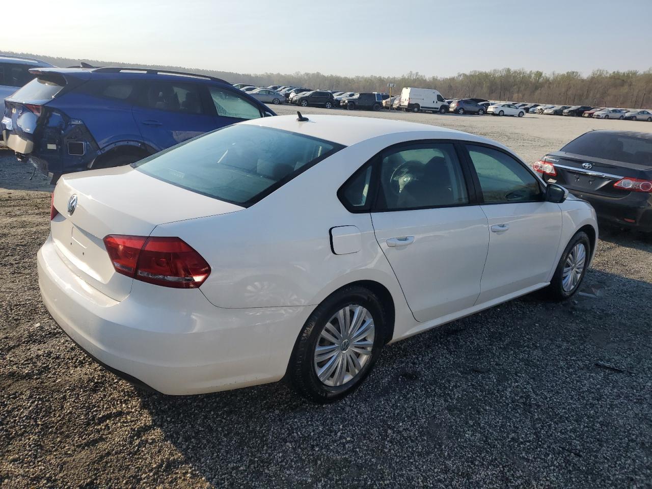 2014 VOLKSWAGEN PASSAT S - Image 3