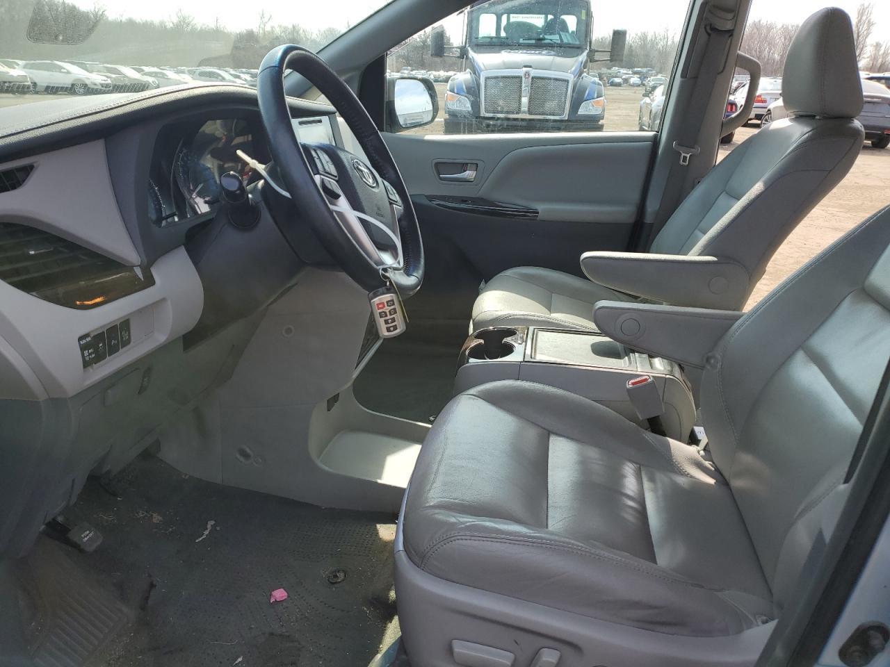 2015 TOYOTA SIENNA XLE - Фото 7