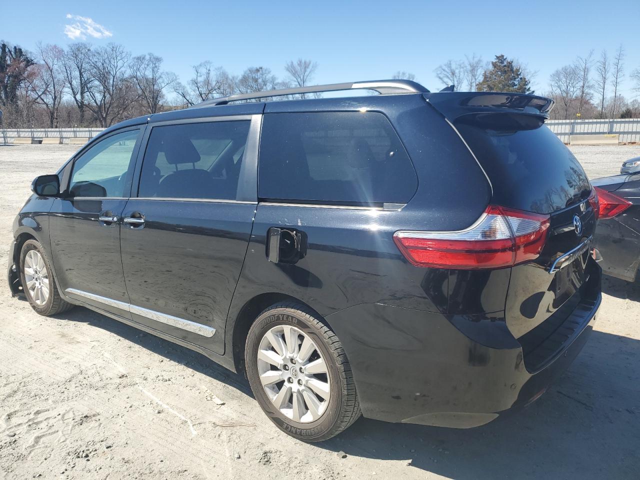 2015 TOYOTA SIENNA XLE - Фото 2