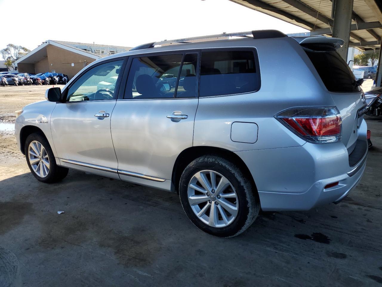 2011 TOYOTA HIGHLANDER - Image 2