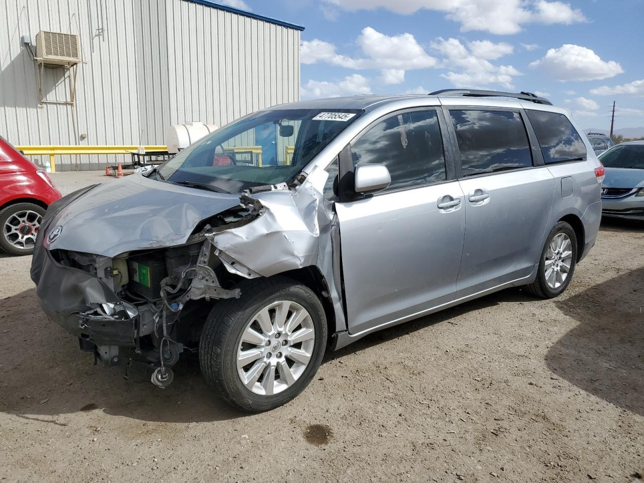 2013 TOYOTA SIENNA XLE
