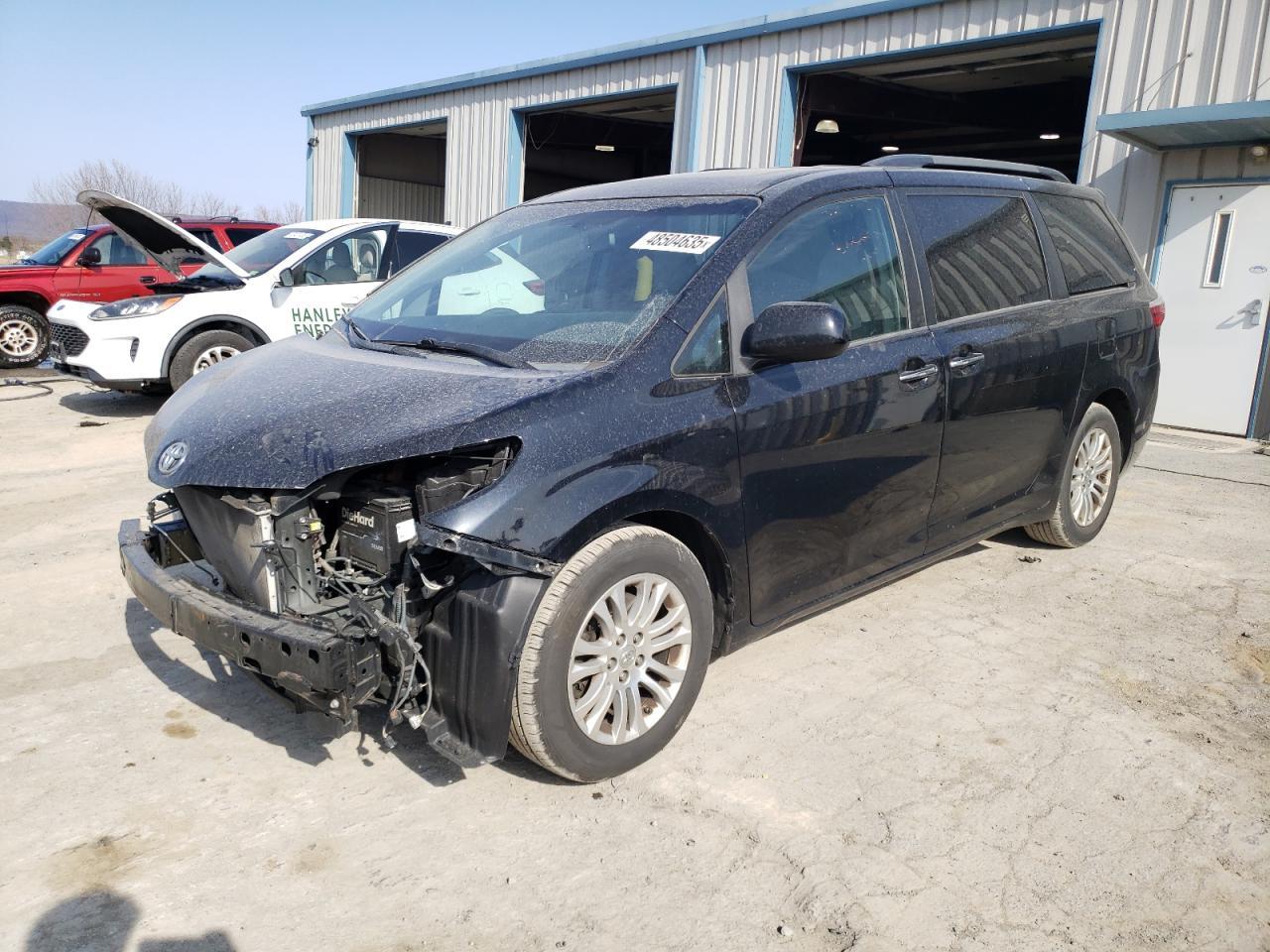 2015 TOYOTA SIENNA XLE