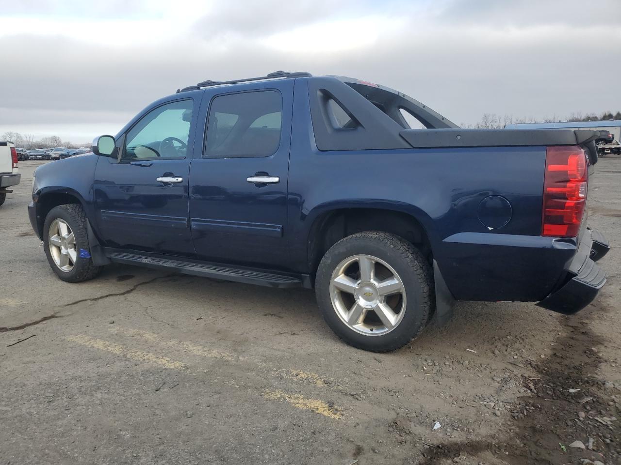 2012 CHEVROLET AVALANCHE - Image 2