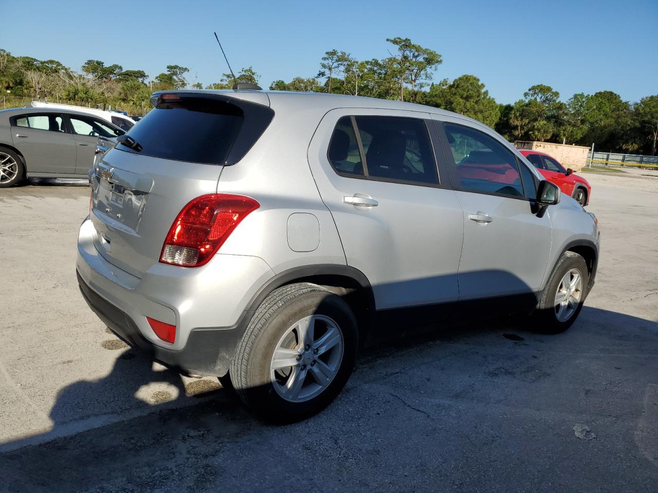2021 CHEVROLET TRAX LS - Image 3