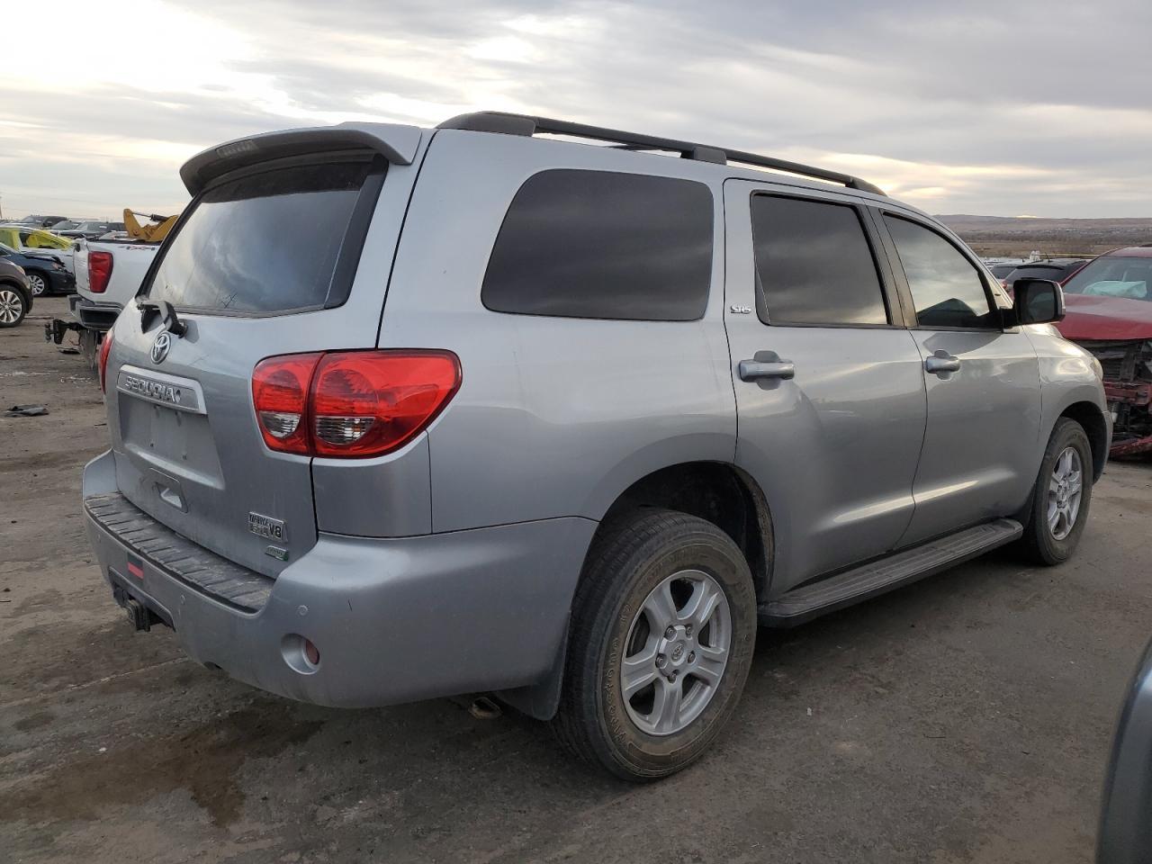 2016 TOYOTA SEQUOIA SR - Фото 3