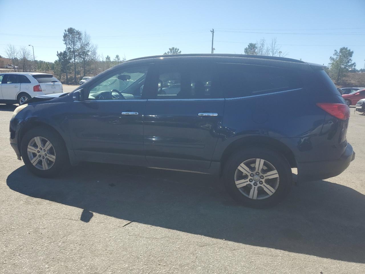 2011 CHEVROLET TRAVERSE L - Image 2