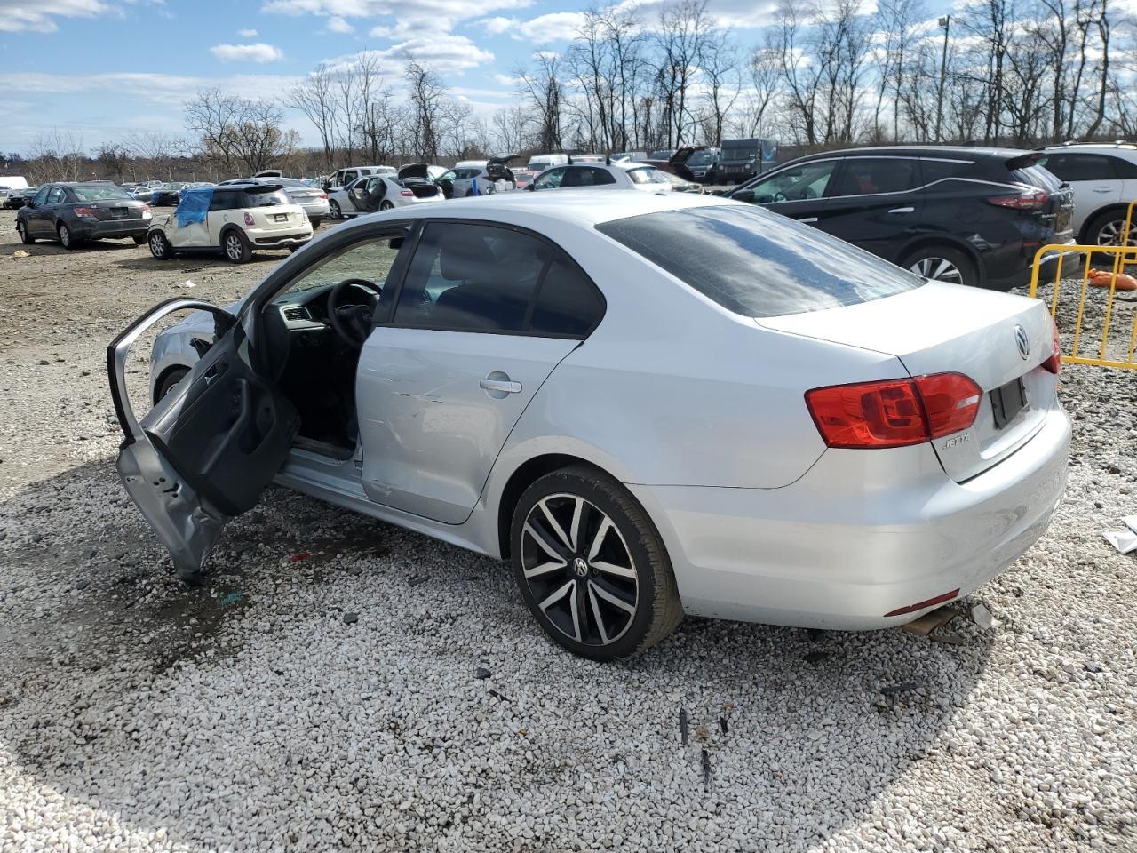 2013 VOLKSWAGEN JETTA BASE - Image 2