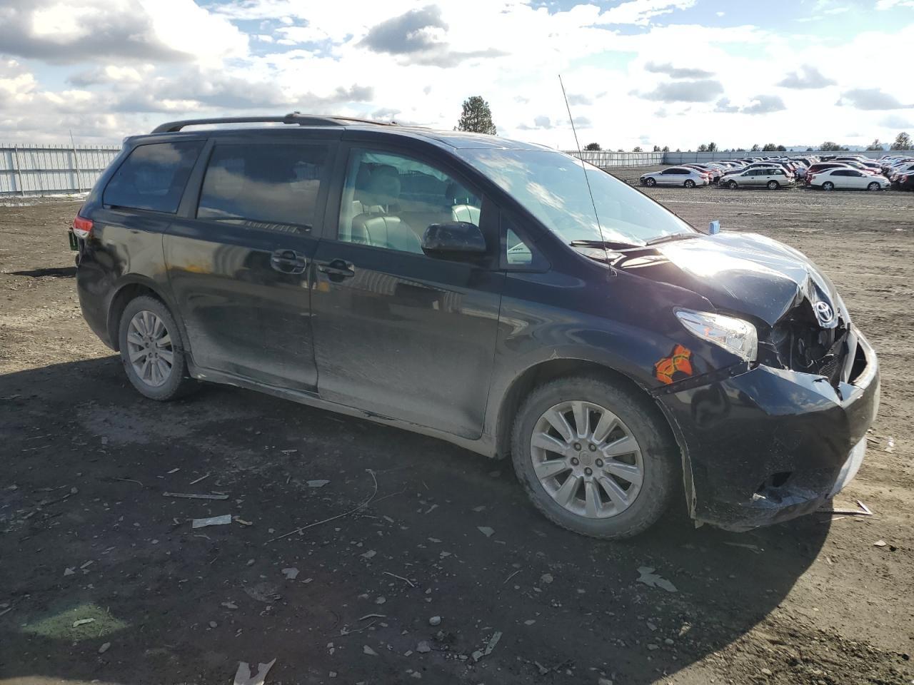 2013 TOYOTA SIENNA XLE - Фото 4