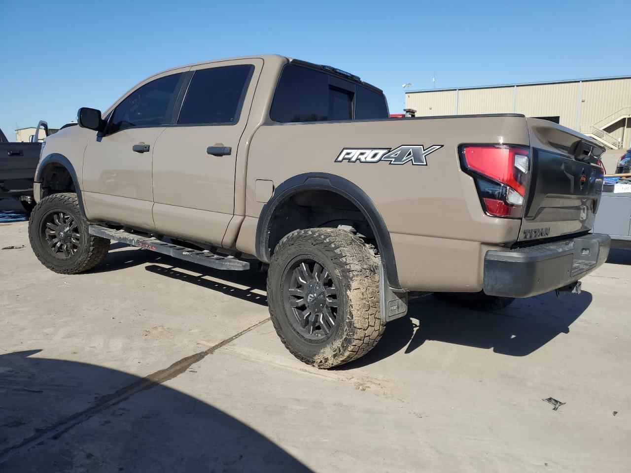 2021 NISSAN TITAN SV - Фото 2