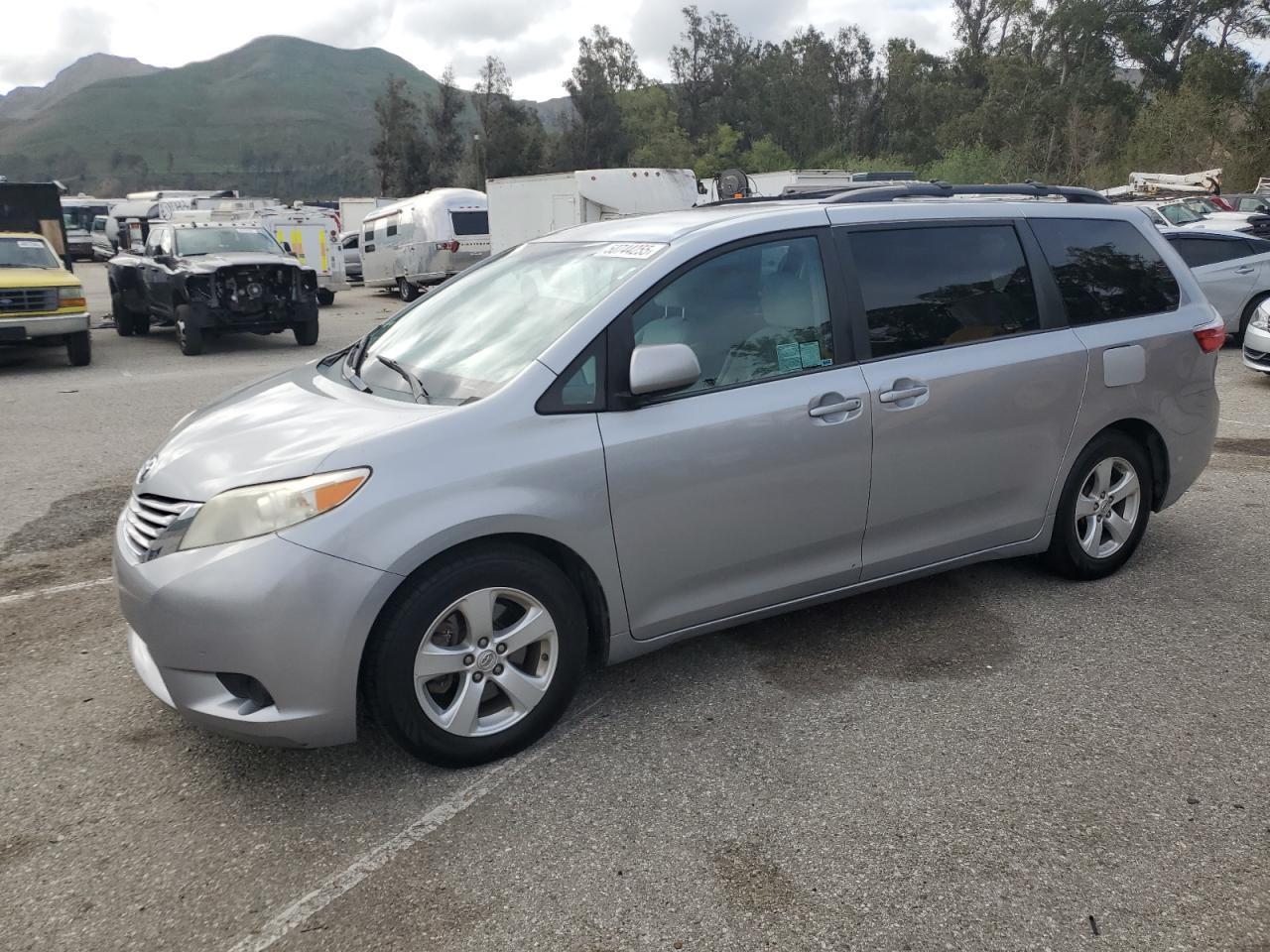2015 TOYOTA SIENNA LE