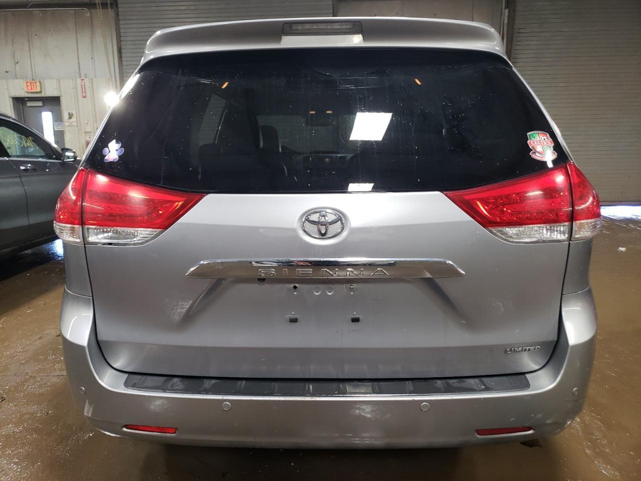 2011 TOYOTA SIENNA XLE - Image 6