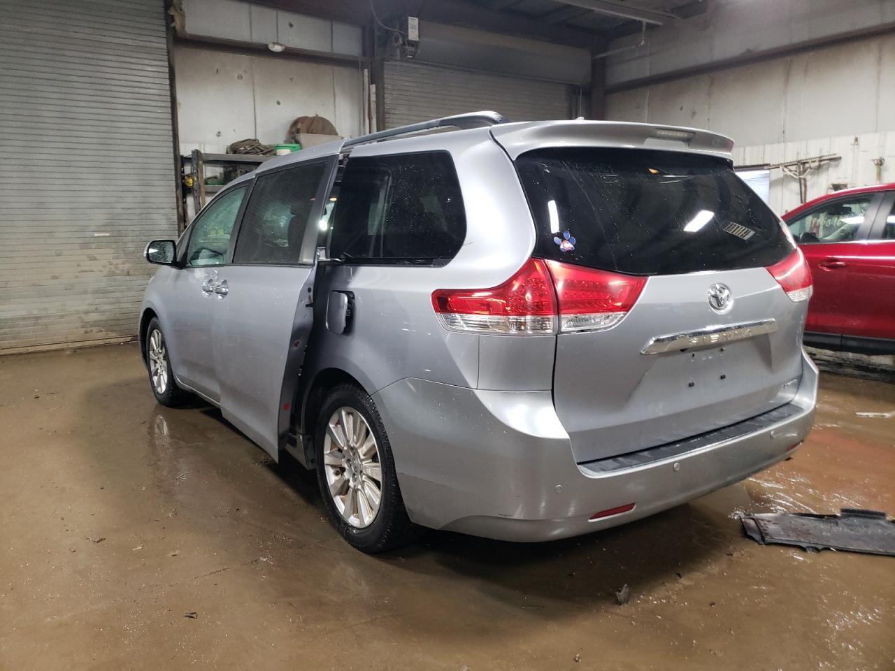 2011 TOYOTA SIENNA XLE - Image 2