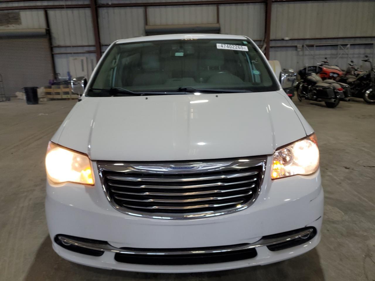 2014 CHRYSLER TOWN & COU - Image 5